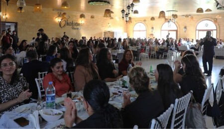 Karavezirler'den Öğretmenler Günü etkinliği: Öğretmenlerimizin hakkı ödenmez, her zaman yanlarındayız