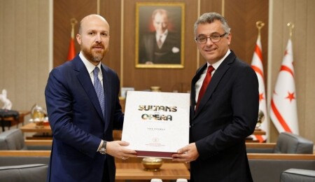 Cumhurbaşkanı Erhürman, Necmeddin Bilal Erdoğan’ı kabul etti: Karşılıklı hediye takdimi