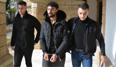 Kimlik kontrolü sırasında üzerinde 1 gram uyuşturucu barındırmakla itham edilen zanlı 1 gün tutuklu