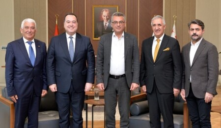 Erhürman, Manisa Büyükşehir Belediye Başkanı Dutlulu’yu kabul etti: Hediye takdimi gerçekleştirildi