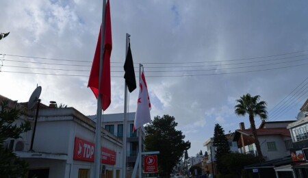 TDP de Tabipler Birliği’ne destek için gönderine siyah bayrak çekti: Bu anlayışa boyun eğmeyeceğiz