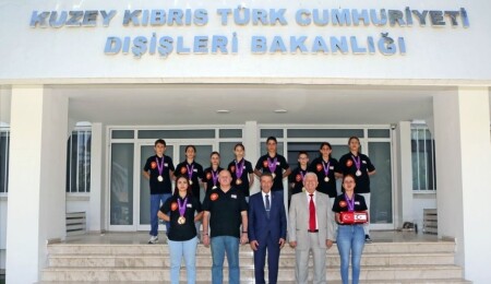 Ertuğruloğlu, şampiyon taekwondo milli takımını kabul etti