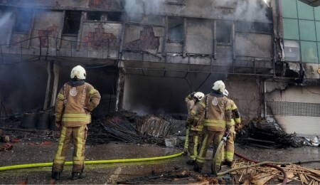 Bağcılar İSTOÇ Ticaret Merkezi'ndeki yangın söndürüldü: 17 işletme zarar gördü