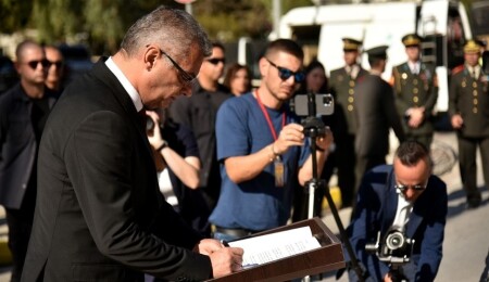 Cumhurbaşkanı Erhürman’ın Atatürk anıtında 29 Ekim mesajı: Aziz hatıranız önünde saygıyla eğiliyorum