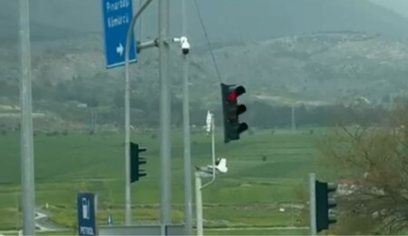 Şiddetli rüzgâr etkili oldu: Trafik ışıkları sarktı, Gönyeli Stadı'nda teller yan devrildi