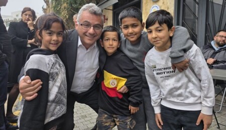 Cumhurbaşkanı Erhürman, Arasta'da yurttaşlarla bayramlaştı