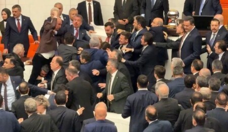 TBMM’de yemin krizi: Bakanların yemin töreninde arbede çıktı