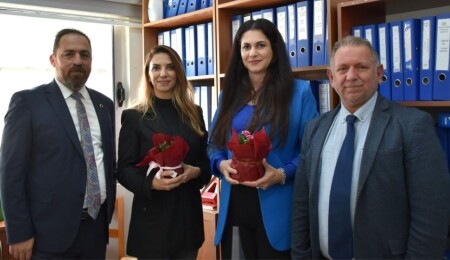 Tarım ve Doğal Kaynaklar Bakanlığında 8 Mart kutlaması: Personele çiçek dağıtıldı