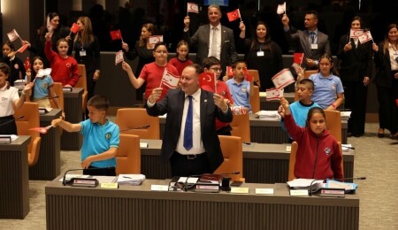 Genel Kurul koltuklarına bu kez çocuklar oturdu: Yolumuz Cumhuriyet, rehberimiz Atatürk'tür!