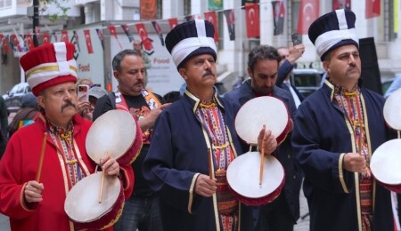 New York’ta 43. Türk Günü Yürüyüşü için bayrak çekme töreni düzenlendi