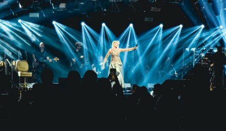 Süperstar Ajda Pekkan, Les Ambassadeurs’da bayram gecesine damga vurdu