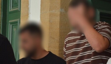 Uyuşturucu ve satıştan elde edilen parayla yakalanmakla itham edilen zanlılar 4 gün tutuklu kalacak
