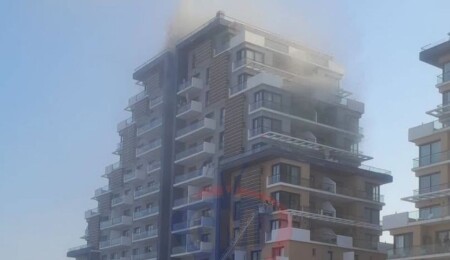 İskele Long Beach'te yüksek katlı apartmanda yangın: Tahliye çalışmaları sürüyor