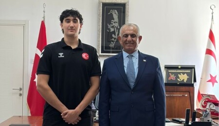 Milli Eğitim Bakanı Çavuşoğlu, Beşiktaş’a transfer olan Akçam’ı kabul etti: Tarihi bir gelişme