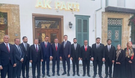 Cevdet Yılmaz, KKTC AK Parti Temsilciliği'ni ziyaret etti: Kıbrıs temalı hediyeler verildi