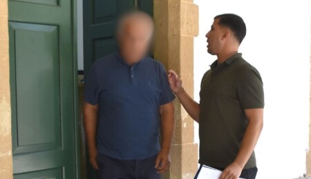 Trafikte silah gösterip "seni vuracağım" demekle itham edilen zanlı, tutuksuz yargılanacak