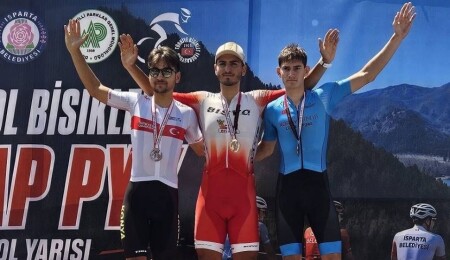 Kıbrıslı Türk bisikletçi Ege Erülkü, Isparta’daki yol yarışının ilk gününü zirvede tamamladı