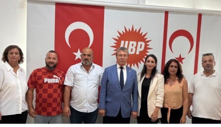 CTP'den istifa edip UBP'ye geçtiler: CTP'den eski LAÇ Meclis Üyesi Beşok'a rozeti Üstel taktı