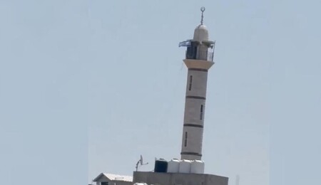 İsrail ordusu, Batı Şeria'da bir caminin minaresine İsrail bayrağı çekti