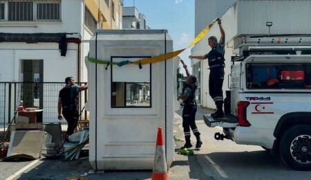 Dereboyu’nda paletlerin arasına sıkışan yavru kedi kurtarıldı