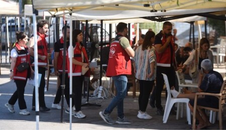 Kayıp yakınlarının bekleyişi 8'inci günde de sürüyor: Uzman ekipler, ailelere psikososyal destek sağlıyor