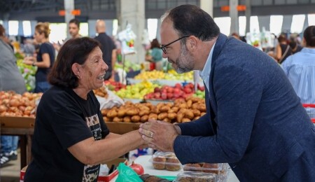 İskele Belediye Başkanı Sadıkoğlu, İskele Pazar Yeri’nde esnaf ve vatandaşlarla buluştu