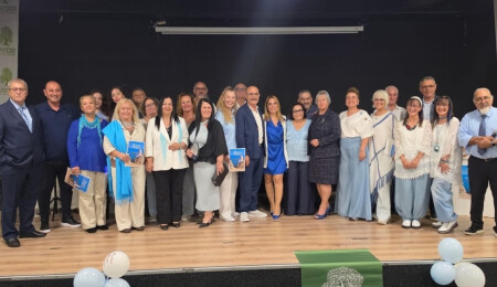 Şeniz Akşahinler’in, “Mavi” kitabı tanıtıldı: Kapak fotoğrafını çeken Şaziye Kofalı Kurt'a teşekkür plaketi
