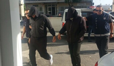 Gazimağusa’da galeriye saldırı: 5 araca ciddi hasar vermekle itham edilen 2 zanlıya 3 gün tutukluluk