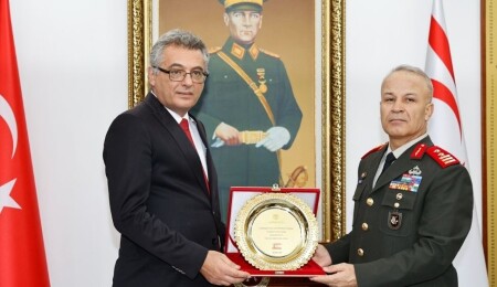 Erhürman’dan Güvenlik Kuvvetleri Komutanı Bilir’e ziyaret: Karşılıklı plaket takdimi