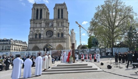 Fransa'nın sembolü Notre Dame Katedrali kapılarını 2024’te yeniden açacak