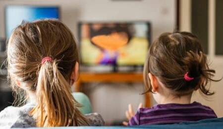 Çizgi film deyip geçmeyin! Çocuklara hangi yaşta, ne izletilmeli?