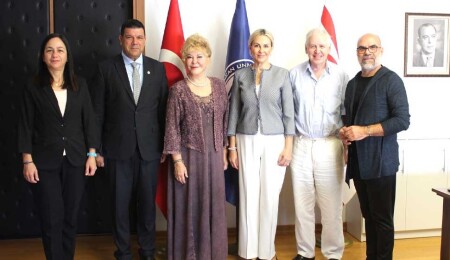 Ünlü piyanist Gülsin Onay, DAÜ Rektörü Prof. Dr. Hasan Kılıç’ı ziyaret etti