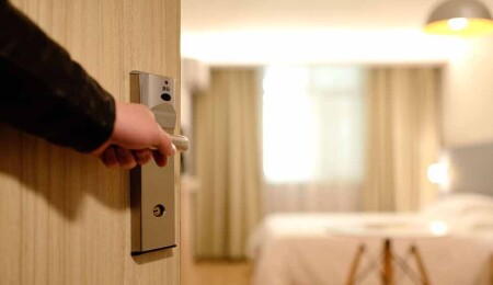 Konakladığı otelde eşyalara zarar verdikten sonra taşkınlık çıkaran şahıs tutuklandı