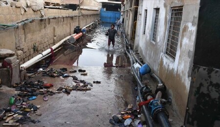 Pakistan'da kumanya dağıtımında yaşanan izdihamda 11 kişi öldü