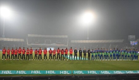 Pakistan'da kriket maçı, depremlerde hayatını kaybedenler için saygı duruşuyla başladı