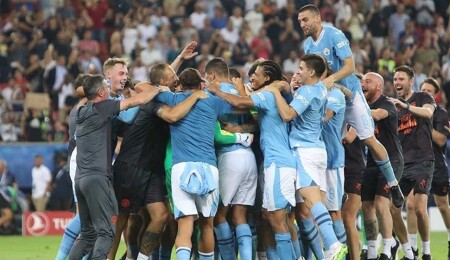 Son 3 yılın Premier Lig şampiyonu Manchester City, liderlik koltuğuna oturdu
