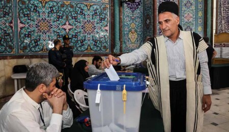 İran cumhurbaşkanlığı seçimlerinin ikinci turu başladı; ilk turu reformist aday önde bitirmişti