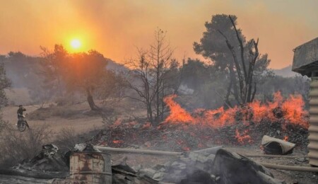 Rodos'taki orman yangını devam ediyor