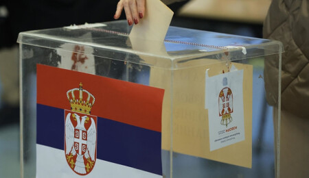 Sırbistan'daki genel seçimi, iktidardaki Sırp İlerleme Partisi öncülüğündeki ittifak kazandı