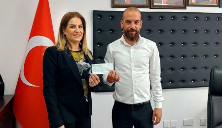 Devlet Piyangosu'nun 8 Mayıs çekilişi talihlisi 500 bin TL’lik büyük ikramiyesini teslim aldı