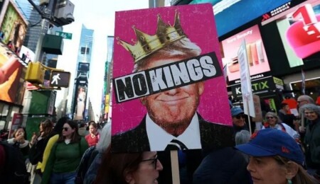 ABD'de milyonlarca kişi Trump karşıtı "Krallara Hayır" protestolar için toplandı