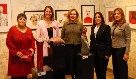 Sibel Tatar, “Kırmızı” konseptli uluslararası karma sergisini ziyaret etti