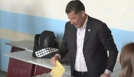 Cumhurbaşkanı adayı Sinan Oğan Ankara'da oyunu kullandı