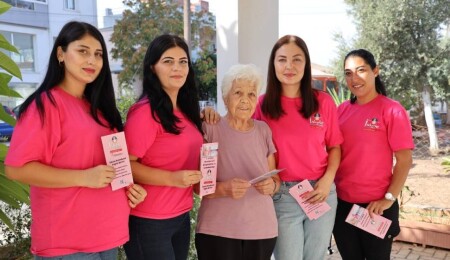 İskele Belediyesi Sağlık Birimi meme kanserine dikkat çeken broşürler dağıtıyor 