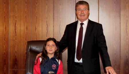 Başbakan koltuğuna oturan ilkokul öğrencisi Ebrar Birgin: Dünya çocuklara bırakılsa dostluk kazanacak