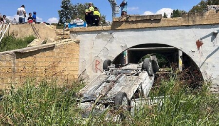 Surlariçi bölgesinde bir araç köprüden uçtu... Araç sürücüsü yaralandı