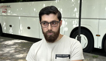 İsveç'te Müslüman eylemci, İncil ve Tevrat'ı yakmayarak "kutsala saygı" mesajı verdi