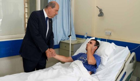 Cumhurbaşkanı Tatar, trafik kazasında yaralanan askerleri ziyaret etti