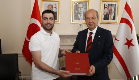 Cumhurbaşkanı Tatar, Londra'da Uluslararası Demokratlar Birliği İngiltere Gençlik Birliği heyetini kabul etti 