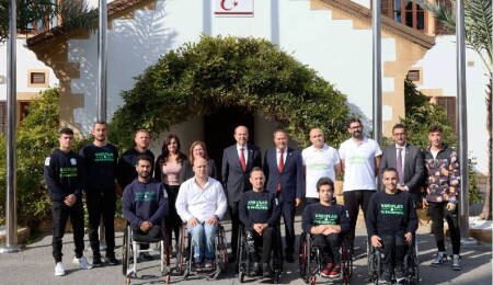 Ersin Tatar, Engelliler Spor Federasyonu Tekerlekli Sandalye Basketbol Takımını kabul etti
